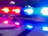 Demanda a la policía de Madison por fatal choque vial Luces de emergencia rojas y azules de una patrulla policial desenfocadas durante la noche.