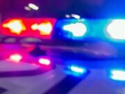 Demanda a la policía de Madison por fatal choque vial Luces de emergencia rojas y azules de una patrulla policial desenfocadas durante la noche.