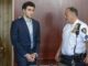 Luigi Mangione se declara culpable por crimen de Brian Thompson Luigi Mangione en traje formal y esposado junto a un oficial dentro de un tribunal de Nueva York.