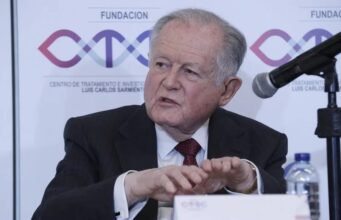 Empresarios donan millonaria cifra tras terremoto en Colombia Luis Carlos Sarmiento Angulo en rueda de prensa del Centro de Tratamiento e Investigación Luis Carlos Sarmiento Angulo.