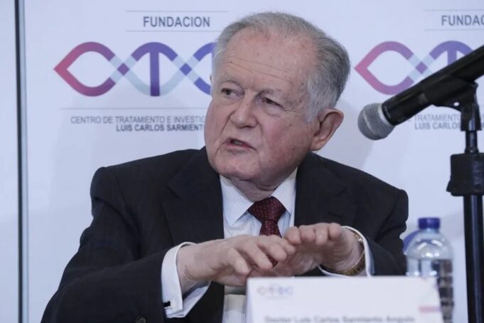 Empresarios donan millonaria cifra tras terremoto en Colombia Luis Carlos Sarmiento Angulo en rueda de prensa del Centro de Tratamiento e Investigación Luis Carlos Sarmiento Angulo.