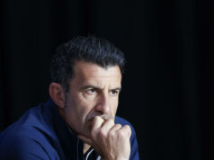 Luis Figo exige renuncia a Gianni Infantino en la FIFA Retrato del exfutbolista Luis Figo pensativo tras pedir la renuncia del presidente de la FIFA Gianni Infantino.
