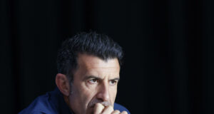Luis Figo exige renuncia a Gianni Infantino en la FIFA Retrato del exfutbolista Luis Figo pensativo tras pedir la renuncia del presidente de la FIFA Gianni Infantino.