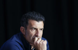 Luis Figo exige renuncia a Gianni Infantino en la FIFA Retrato del exfutbolista Luis Figo pensativo tras pedir la renuncia del presidente de la FIFA Gianni Infantino.