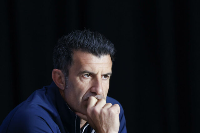 Retrato del exfutbolista Luis Figo pensativo tras pedir la renuncia del presidente de la FIFA Gianni Infantino.