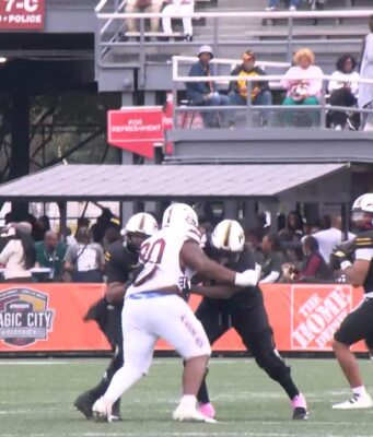 Magic City Classic arranca la venta de boletos en Alabama Jugadores de fútbol americano compitiendo en el campo durante el partido del Magic City Classic en el Legion Field.
