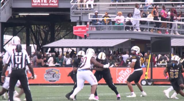 Magic City Classic arranca la venta de boletos en Alabama Jugadores de fútbol americano compitiendo en el campo durante el partido del Magic City Classic en el Legion Field.