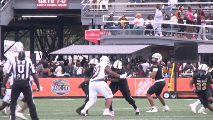 Magic City Classic arranca la venta de boletos en Alabama Jugadores de fútbol americano compitiendo en el campo durante el partido del Magic City Classic en el Legion Field.