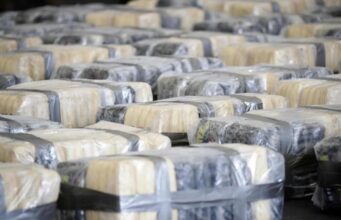 Marina de México incauta 4,4 toneladas de cocaína Paquetes de cocaína empaquetados y asegurados por la Marina de México tras operativo en el Pacífico.