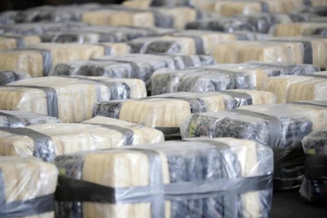 Paquetes de cocaína empaquetados y asegurados por la Marina de México tras operativo en el Pacífico.
