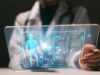 Codifican el departamento de salud ante muertes por sarampión Profesional médico interactuando con una pantalla transparente digital que muestra indicadores de salud pública.