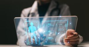 Codifican el departamento de salud ante muertes por sarampión Profesional médico interactuando con una pantalla transparente digital que muestra indicadores de salud pública.