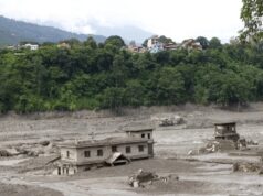 Tragedia en el Himalaya por riadas entre Nepal y China Viviendas destruidas y sepultadas por lodo tras una riada en la región fronteriza del Himalaya entre Nepal y China.
