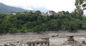Tragedia en el Himalaya por riadas entre Nepal y China Viviendas destruidas y sepultadas por lodo tras una riada en la región fronteriza del Himalaya entre Nepal y China.