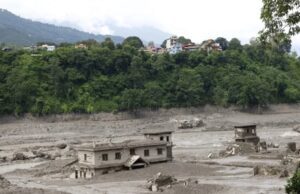 Tragedia en el Himalaya por riadas entre Nepal y China Viviendas destruidas y sepultadas por lodo tras una riada en la región fronteriza del Himalaya entre Nepal y China.