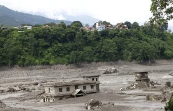 Tragedia en el Himalaya por riadas entre Nepal y China Viviendas destruidas y sepultadas por lodo tras una riada en la región fronteriza del Himalaya entre Nepal y China.