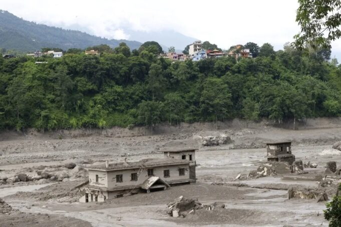 Tragedia en el Himalaya por riadas entre Nepal y China Viviendas destruidas y sepultadas por lodo tras una riada en la región fronteriza del Himalaya entre Nepal y China.