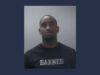 Policía de Huntsville arrestado por pedir prostitución Foto de ficha policial del oficial Justin Barnes con camiseta negra tras su arresto por solicitar prostitución.