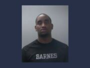 Policía de Huntsville arrestado por pedir prostitución Foto de ficha policial del oficial Justin Barnes con camiseta negra tras su arresto por solicitar prostitución.