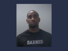 Policía de Huntsville arrestado por pedir prostitución Foto de ficha policial del oficial Justin Barnes con camiseta negra tras su arresto por solicitar prostitución.