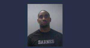 Policía de Huntsville arrestado por pedir prostitución Foto de ficha policial del oficial Justin Barnes con camiseta negra tras su arresto por solicitar prostitución.