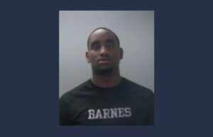 Policía de Huntsville arrestado por pedir prostitución Foto de ficha policial del oficial Justin Barnes con camiseta negra tras su arresto por solicitar prostitución.