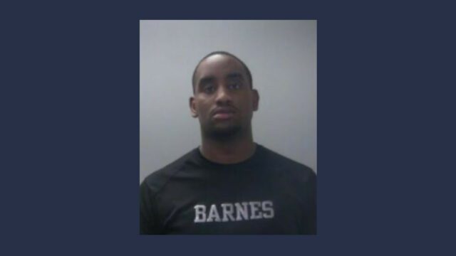 oficial-justin-barnes-arrestado-huntsville-policia Foto de ficha policial del oficial Justin Barnes con camiseta negra tras su arresto por solicitar prostitución.