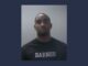 Policía de Huntsville arrestado por pedir prostitución Foto de ficha policial del oficial Justin Barnes con camiseta negra tras su arresto por solicitar prostitución.