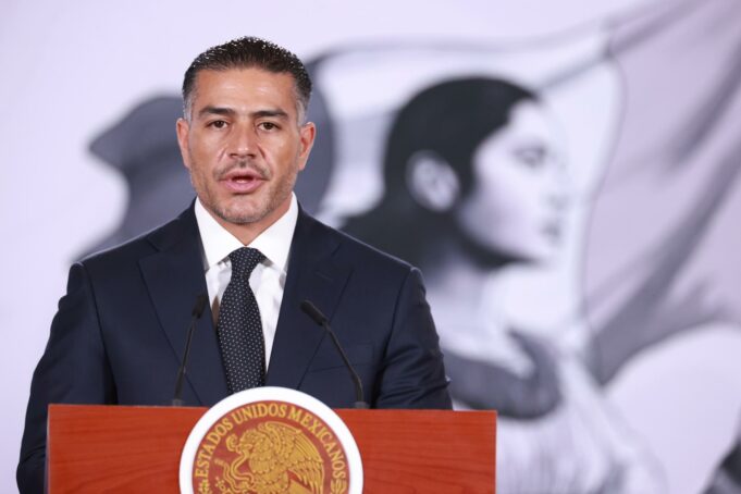 Extorsión al aguacate provoca 12 detenciones en Michoacán Omar García Harfuch en rueda de prensa sobre operativos contra la extorsión en México.