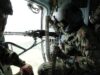 Bombardeo en Colombia deja ocho disidentes muertos Militar colombiano dentro de un helicóptero cargando munición pesada durante una operación oficial.
