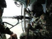 Bombardeo en Colombia deja ocho disidentes muertos Militar colombiano dentro de un helicóptero cargando munición pesada durante una operación oficial.
