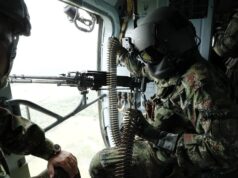Bombardeo en Colombia deja ocho disidentes muertos Militar colombiano dentro de un helicóptero cargando munición pesada durante una operación oficial.