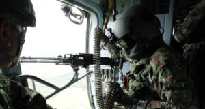 Bombardeo en Colombia deja ocho disidentes muertos Militar colombiano dentro de un helicóptero cargando munición pesada durante una operación oficial.