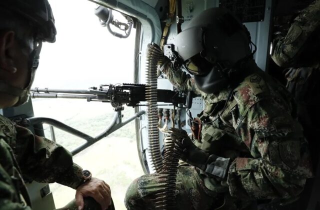 Bombardeo en Colombia deja ocho disidentes muertos Militar colombiano dentro de un helicóptero cargando munición pesada durante una operación oficial.