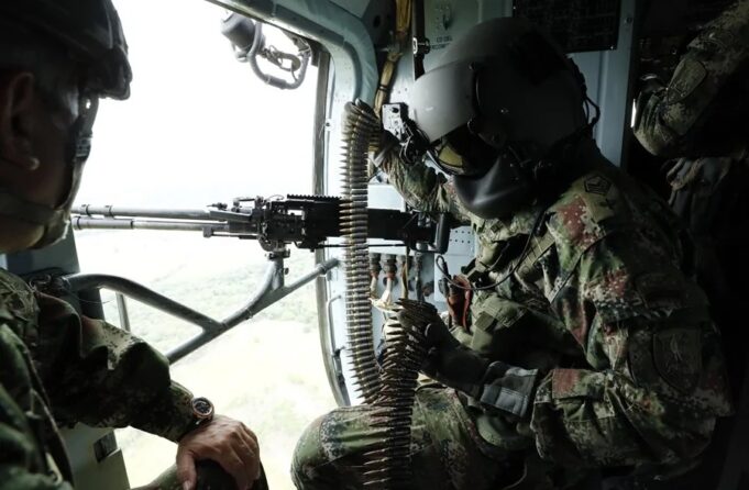 Bombardeo en Colombia deja ocho disidentes muertos Militar colombiano dentro de un helicóptero cargando munición pesada durante una operación oficial.