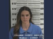 Paige Adams recibe condena tras admitir delitos en Alabama Fotografía de fichaje policial de la exentrenadora Paige Adams en la Oficina del Alguacil de Cullman, Alabama.