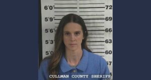 Paige Adams recibe condena tras admitir delitos en Alabama Fotografía de fichaje policial de la exentrenadora Paige Adams en la Oficina del Alguacil de Cullman, Alabama.
