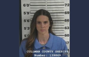 Paige Adams recibe condena tras admitir delitos en Alabama Fotografía de fichaje policial de la exentrenadora Paige Adams en la Oficina del Alguacil de Cullman, Alabama.