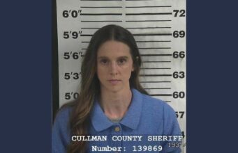 Paige Adams recibe condena tras admitir delitos en Alabama Fotografía de fichaje policial de la exentrenadora Paige Adams en la Oficina del Alguacil de Cullman, Alabama.