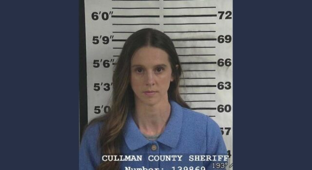 Paige Adams recibe condena tras admitir delitos en Alabama Fotografía de fichaje policial de la exentrenadora Paige Adams en la Oficina del Alguacil de Cullman, Alabama.