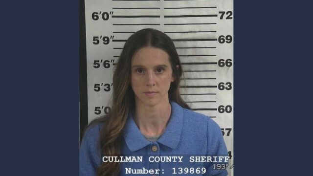 Fotografía de fichaje policial de la exentrenadora Paige Adams en la Oficina del Alguacil de Cullman, Alabama.