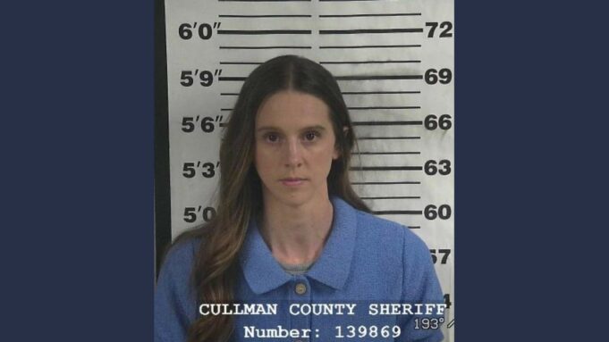 Paige Adams recibe condena tras admitir delitos en Alabama Fotografía de fichaje policial de la exentrenadora Paige Adams en la Oficina del Alguacil de Cullman, Alabama.