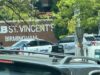 Tiroteo fatal de la policía en Alabama deja un muerto Patrullas de policía estacionadas en Alabama frente al letrero del hospital UAB St. Vincent’s Birmingham.
