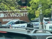Tiroteo fatal de la policía en Alabama deja un muerto Patrullas de policía estacionadas en Alabama frente al letrero del hospital UAB St. Vincent’s Birmingham.