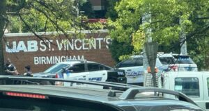 Tiroteo fatal de la policía en Alabama deja un muerto Patrullas de policía estacionadas en Alabama frente al letrero del hospital UAB St. Vincent’s Birmingham.