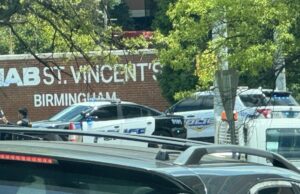 Tiroteo fatal de la policía en Alabama deja un muerto Patrullas de policía estacionadas en Alabama frente al letrero del hospital UAB St. Vincent’s Birmingham.