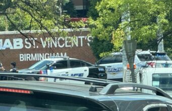 Tiroteo fatal de la policía en Alabama deja un muerto Patrullas de policía estacionadas en Alabama frente al letrero del hospital UAB St. Vincent’s Birmingham.
