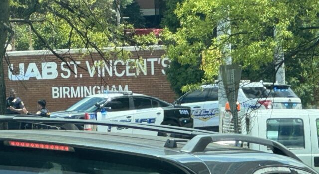 Tiroteo fatal de la policía en Alabama deja un muerto Patrullas de policía estacionadas en Alabama frente al letrero del hospital UAB St. Vincent’s Birmingham.