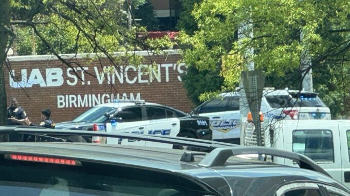 Tiroteo fatal de la policía en Alabama deja un muerto Patrullas de policía estacionadas en Alabama frente al letrero del hospital UAB St. Vincent’s Birmingham.
