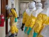 Más de 1200 pacientes superan el brote de ébola en el Congo Personal de salud vistiendo trajes de protección biológica amarillos durante la respuesta contra el ébola.